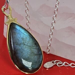 925 Sterling Silver Pendant 1.7x3.5cm with Natural Labradorite Gemstone.